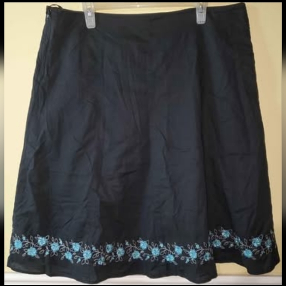 Womens Reitmans Black skirt with blue flower design on bottom Size 16 - Picture 2 of 7